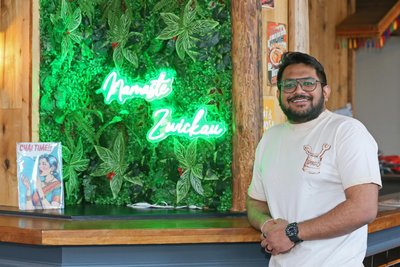 Mit „Namaste Zwickau“ begrüßt Geschäftsführer Darshan Kakadiya im Lokal Dal Rotti künftig die Gäste.