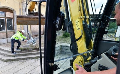 Startschuss für ein Jahre altes Wunschprojekt der Freiberger: Die Stadt lässt den Bahnhof für über 19 Millionen Euro sanieren. Sie hatte das heruntergekommene Bahnhofsgebäude inklusive des rund einen Hektar großen Umfeldes 2019 gekauft, um den weiteren Verfall zu stoppen.