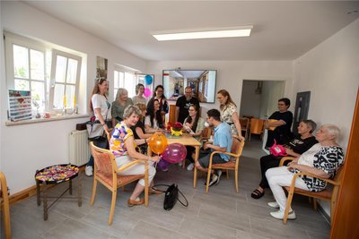 Trotz Sommertemperaturen wurde auch der neue Aufenthaltsraum in der „Villa“ bereits rege genutzt.