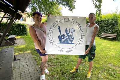 Rebekka Colditz und Thomas Schletter leiten den KV „Volksgesundheit“ seit 2018 in Thalheim. Sie haben ein neues Logo für die Siedlung kreiert.