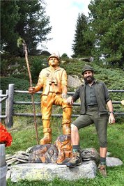 Hobbyschnitzer Klaus Schrott mit seinem Paradestück – dem „Hirtenbua“.