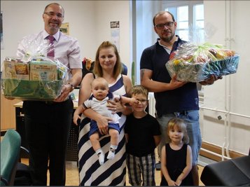Susan Heidrich und Mann Thomas. Mit auf dem Bild: Bürgermeister Steffen Zenner und die Kinder Tom (5 Monate), Alicia (3 Jahre) und Jan (5 Jahre). Justin (14), Julia (13), Marie (10) und Max (7) waren beim Termin nicht dabei.