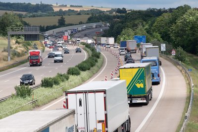 Zähfließender Verkehr auf der Bundesautobahn 4 Richtung Dresden.