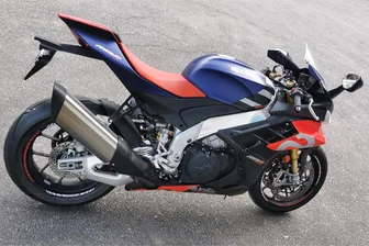130.000 Euro Schaden nach dreistem Diebstahl im Erzgebirge: Polizei hat erste Hinweise - Eines der gestohlenen Motorräder aus der Lagerhalle in Johanngeorgenstadt: eine Aprilia RSV4.