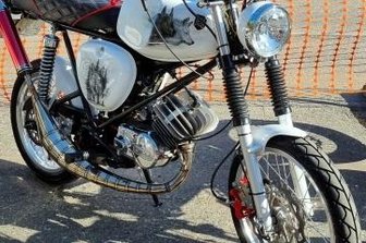 130 Fahrzeuge glänzen in der Sonne - Eine umgebaute S 51 wurde als schönstes Zweirad ausgezeichnet.