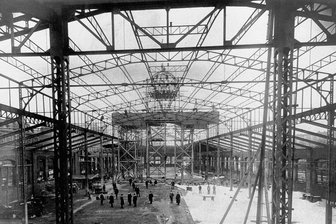 130 Jahre Chemnitzer Markthalle: Zwischen Kuppel und Kommerz - Richtfest der Markthalle Chemnitz 1890. Die Konstruktion ruht auf 31 Gitterstützen.