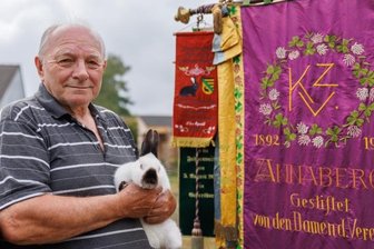 130 Jahre Kaninchenzucht: Eine Vereinsfahne als Rarität - Ehrenvorsitzender Klaus Opitsch und die Vereinsstandarte. Die 40. Jungtierschau mit Sommerfest findet von Freitag bis Sonntag statt.