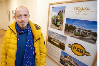 130 Jahre Plauener Straßenbahn: Bei dieser Familie dreht sich alles um die Elektrische - Jörg Rößiger hat die Ausstellung zum Straßenbahnjubiläum zusammengestellt.