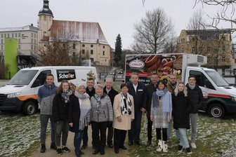 130 Jahre Schaller: Zwei Familien stehen für eine Fleischer-Tradition - Gehören zu Reichenbach wie die Peter-Paul-Kirche zur Stadt: Die Schallers von der Fleischerei sowie der Wurstfabrik repräsentieren drei Generationen einer Fleischer-Tradition seit 1892. Dafür stehen in der rechten Bildhälfte für die Wurstfabrik an der Buchenstraße Uta und Walter Schaller, Sohn Ralf mit Ehefrau Kathleen Schaller sowie die Kinder Franz, Anna und Jonas. Auf gemeinsame familiäre Wurzeln geht auch die Fleischerei von der Unteren Dunkelgasse zurück - dafür stehen Renate und Hans Schaller, Sohn Uwe mit Ehefrau Solvie Schaller sowie die Kinder Hanna, Robert und Marlene (nicht im Bild).