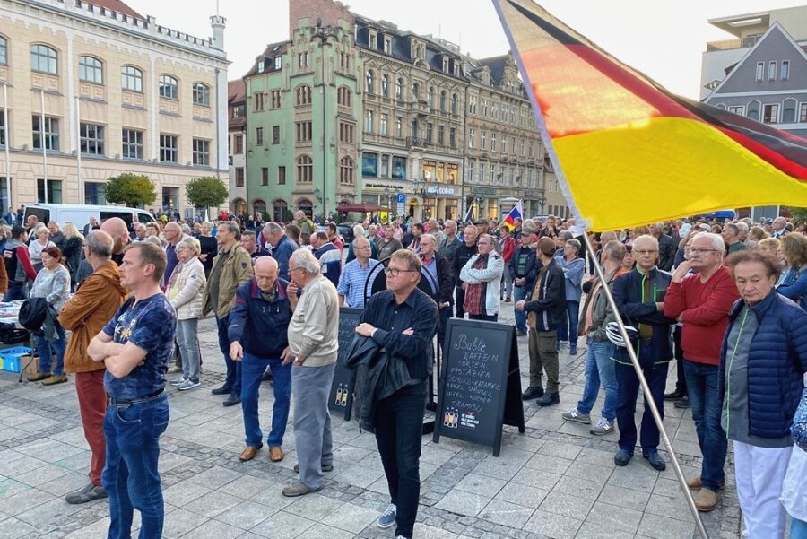 1300 Personen bei Montagsprotest in Zwickau - AfD-Politiker unter den Rednern - Zu Beginn der Kundgebung auf dem Hauptmarkt versammelten sich nach Angaben der Polizei 450 Menschen, später wurden es deutlich mehr. 