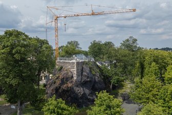 135 Jahre versteckt: Was bei der Sanierung des Schlossfelsens in Falkenstein aufgetaucht ist - Der Schlossfelsen in Falkenstein wird dieses Jahr umfassend saniert und bekommt neben neuen Treppenstufen auch einen Pavillon und gläsernen Austritt (Skywalk).