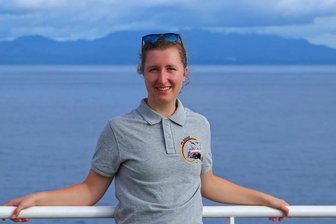 14.000 Kilometer von der Heimat entfernt: Was eine junge Vogtländerin auf einem Forschungsschiff im Pazifik macht - Die 24-jährige Julia Wenske aus Oelsnitz ist für acht Wochen an Bord des deutschen Forschungsschiffs Sonne. Auf der Expedition vor Papua-Neuguinea im pazifischen Ozean werden unter anderem Unterwasservulkane erforscht.