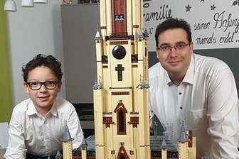 14.000 Steine: Die Bockwaer Matthäuskirche gibt es jetzt als Lego-Nachbau - Im Maßstab 1:37 bauen Vater Sascha und Sohn Tommy gemeinsam die Bockwaer Kirche nach. 1,23 Meter hoch wird das Modell, das aber noch nicht ganz fertig ist.