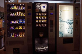 14,5 Millionen Euro für neues Museum in Plauen: Warum reicht es nicht für einen Kaffeeautomaten? - „Kaffeegenuss in Perfektion“: Was anderswo, wie im Bild im Helios Vogtland Klinikum, geht, geht in der „Fabrik der Fäden“ bisher nicht. Ein Kaffeeautomat fehlt in Plauens Museum der Superlative. Und das stößt auf Kritik.