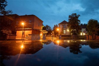 14 Brandstiftungen und acht Fehlalarmierungen im Asylheim Plauen: Zähe Ermittlungen gegen fünf Migranten - Fast ein wenig idyllisch wirkt das Plauener Asylbewerberheim im Abendlicht. Doch der Schein trügt: Nach Brandstiftungen 2021 und Zerstörung von Rettungsmitteln 2022/23 folgten Ermittlungen gegen fünf Migranten.
