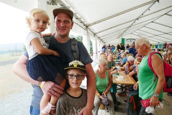 14. Erzgebirgische Liedertour: Gewitter unterliegt der Leidenschaft - Wie viele andere Teilnehmer hatte es auch Philipp Zehrtner mit seinen Kindern noch rechtzeitig vor dem Regen ins Festzelt auf dem Witzschdorfer Wanderparkplatz geschafft.