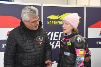 14-Jährige will wieder die Jungs aufmischen - Anina Urlaß (re.) beim Test mit ihrem Teamchef, dem Weltmeistermacher Jochen Kiefer.
