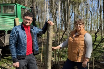 14-stämmige Linde kehrt in Schlosspark Börnichen zurück - Elke Hopf und Marco Metzler vor den Lindensetzlingen im Schlosspark Börnichen.