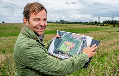 Investor Robert Dahl auf dem Bauplatz für das neue Erlebnis-Dorf in Döbeln an der Autobahn A14. Voraussichtlich im Frühjahr 2023 können die Arbeiten hier beginnen, wenn Baurecht besteht. 