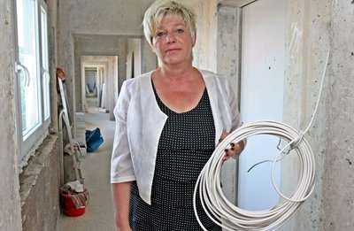 Leben auf der Baustelle: Heike Köhler ist über das "Wohnumfeld" ihrer Mutter entsetzt.