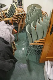 Das Wasser bahnte seinen Weg durch die Decke sowie die elektrischen Anlagen- 