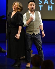 Berührend: Leonora Weiß-del Rio und Elias Han singen im "Mantel".