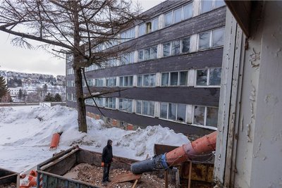 Blick vom Durchgang zum Altbau aus auf das später errichtete Wismut-Bettenhaus. 