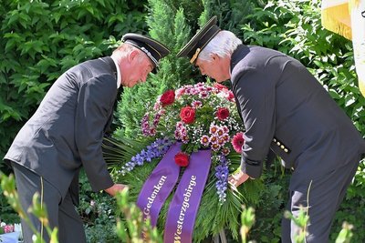 Kranzniederlegung in Bad Schlema. Hier Andreas Heinze (links) und Dietmar Rosmej, beide vom Bund Deutscher Bergingenieure. 