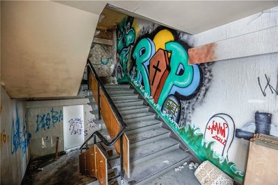 Im Bettenhaus sind Spuren ungebetener Gäste noch allgegenwärtig.