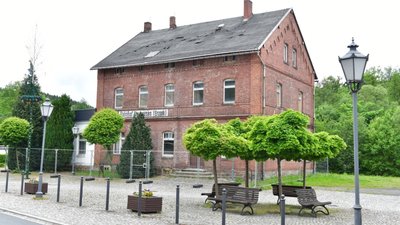 Im Jahr 1895 wurde das Bahnhofsgebäude in Neuhausen mit der Eröffnung der Bahnstrecke seiner Bestimmung übergeben. Doch das denkmalgeschützte Haus ist schon lange verwaist. 