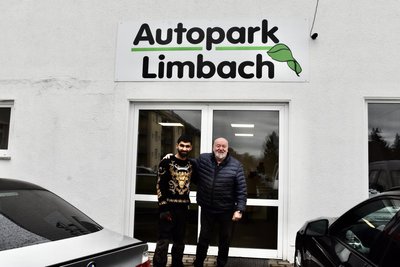 Ein gutes Team: der neue und alte Inhaber des Autoparks Limbach.