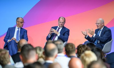 Merz diskutiert auf dem Wirtschaftsforum.