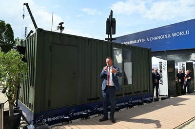 Rheinmetall-Manager Timo Haas bewarb den Abschuss-Container bei der Rüstungsmesse Eurosatory. Auf dem Dach des Containers ist eine Kamikaze-Drohne zu sehen. 