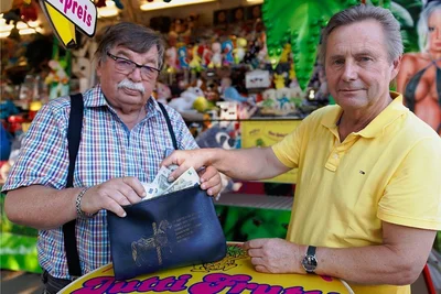 Nach erfolgreicher Spendensammlung freuen sich Klaus Illgen (links) und Fred Katzschmann auf das große Feuerwerk.