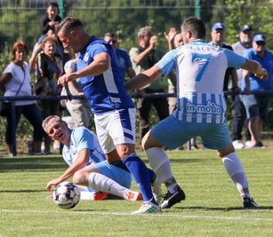 Nicht aufzuhalten war Kenan Doric (Mitte) von der Schalker Traditionsmannschaft. Hier setzt er sich gegen zwei Plauener Verteidiger durch. Am Ende des Tages erzielte er fünf der elf Schalker Treffer. 