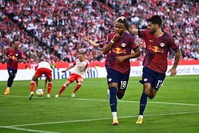 Leipzigs Christopher Nkunku jubelt mit Leipzigs Dominik Szoboszlai über seinen Treffer zum 1:2.