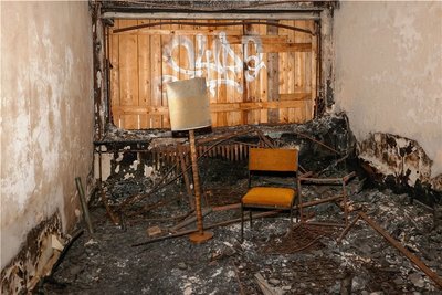 An einigen der einstigen Zimmer sind auch Brandspuren unübersehbar. 