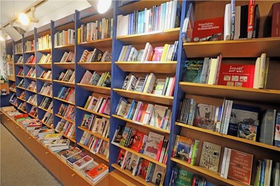 Buchhandlungen wie der Taschenbuchladen in Freiberg halten regionale Autoren bereit. 