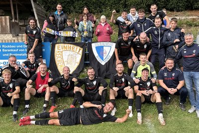Unmittelbar nach dem Schlusspfiff stellten sich Mannschaft, Trainer und die mitgereisten Fans zum Jubiläumsfoto. Es war das 150. Landesligaspiel für den RFC, die Gesamtbilanz: 42 Siege, 41 Unentschieden, 67 Niederlagen, 189:235 Tore, 164 Punkte.