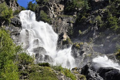 Das Pitztal könnte man auch Tal der Wasserfälle nennen. An mindestens 50 Stellen stürzt das Wasser beidseits des 40 Kilometer langen Tals in die Tiefe - ein wahrhaft berauschendes Erlebnis. Erst recht, wenn man sie nicht nur aus der Ferne bestaunt. Viele Fälle erreicht man auf gut ausgeschilderten Wanderwegen, an manchen laden sogenannte Logenplätze mit Bänken zum Verweilen ein. Tipp: Vom Parkplatz in Schön erreichen Sie den Stuibenfall in etwa einer halben Stunde. Mit 160 Metern ist er einer der höchsten Wasserfälle Österreichs.