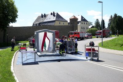 An der Zschopauer Straße am Parkplatz an der Stadthalle wurde ein Zelt zur Dekontamination aufgebaut.