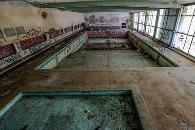 Trauriger Anblick: Die Schwimmhalle, die direkt ans Bettenhaus angebaut ist. 