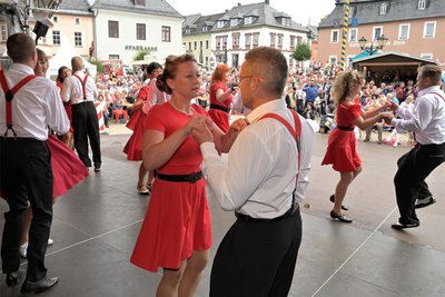 Die Yellow Boogie Dancers Zwönitz treten am Samstag auf der Marktbühne auf.