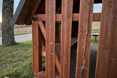 Eigentlich sollte die Hütte Schutz vor Wind und Regen bieten - jetzt pfeift der Wind durch die Bretter.