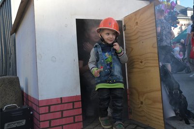 Ben Göthel (3) aus Zwönitz hat sich auf die Spuren der Feuerwehr begeben.