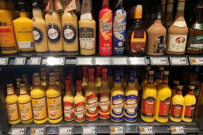 Im Supermarktregal steht vor Ostern eine große Auswahl an Eier- und Cremelikören bereit. Der Likör aus Meerane (unten links) gehört zu den günstigeren Marken.