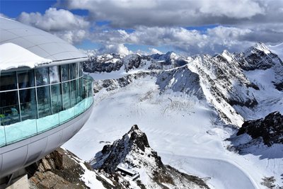 Österreichs höchster Aussichtspunkt, höchstes Café, höchstes Standesamt: An Superlativen mangelt es dem Pitztalgletscher wahrlich nicht. Mit dem Gletscherexpress und einer Gondelbahn gelangt man bequem bis auf