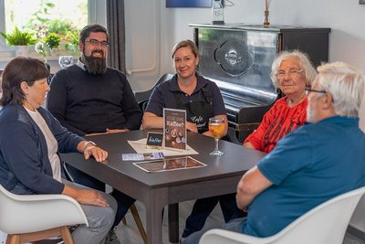 In der Auerbacher Albert-Schweitzer-Straße 33 nicht nur für die Bewohner des Hochhauses geöffnet: Das neue "Café Klatsch", das dort von Sascha Pfeifer (2. von links) und Christina Pfeifer (Mitte) betrieben wird.