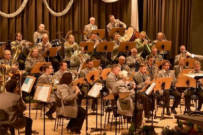 Das Sinfonie- und das Blasorchester des Stadtorchesters Markneukirchen gaben am Samstag ein begeisterndes Konzert in der Musikhalle. Im Foto: das Blasorchester unter Leitung von Jochen Krebs. 