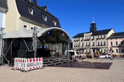Auf dem Zwönitzer Markt ist die Bühne bereits aufgebaut.